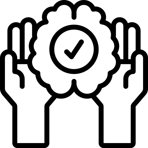 Hände halten ein Abzeichen mit einem Haken-Symbol für Bestätigung oder Erfolg.