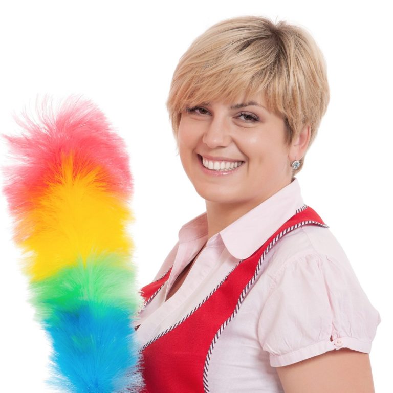 Frau mit blonder Frisur, trägt rote Tracht und hält einen bunten Staubwedel.